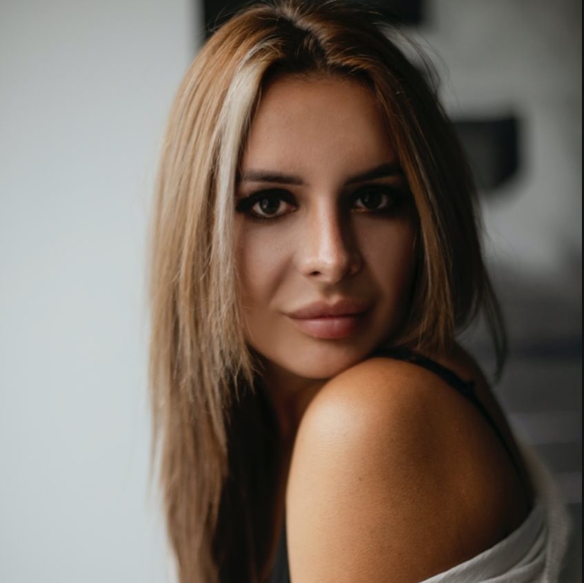 Polina Kapitonova логотип