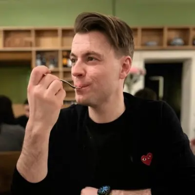 Trevor Henry логотип